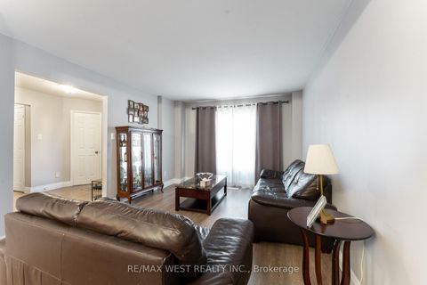 Photo 4 at 19 Moore Place, Letitia Heights, Barrie