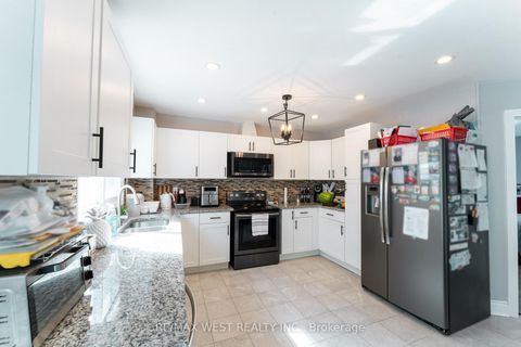 Photo 7 at 19 Moore Place, Letitia Heights, Barrie