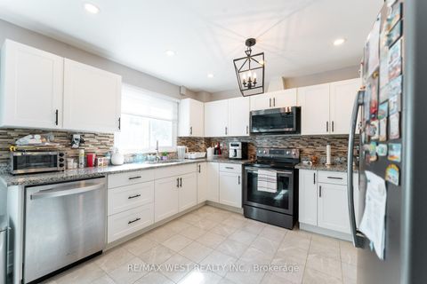 Photo 8 at 19 Moore Place, Letitia Heights, Barrie