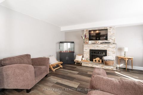 Photo 10 at 19 Moore Place, Letitia Heights, Barrie