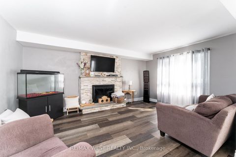 Photo 11 at 19 Moore Place, Letitia Heights, Barrie
