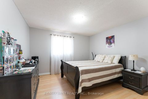 Photo 13 at 19 Moore Place, Letitia Heights, Barrie