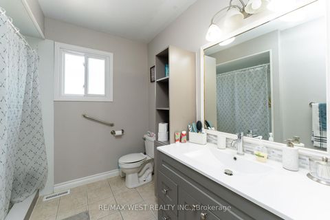 Photo 14 at 19 Moore Place, Letitia Heights, Barrie