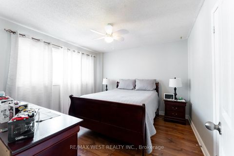 Photo 15 at 19 Moore Place, Letitia Heights, Barrie