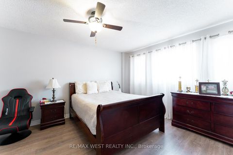 Photo 16 at 19 Moore Place, Letitia Heights, Barrie