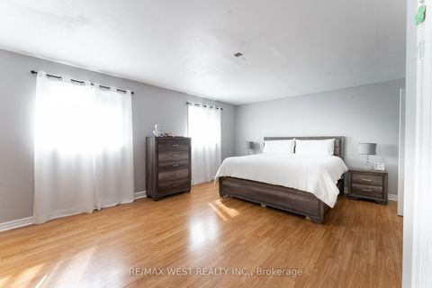 Photo 17 at 19 Moore Place, Letitia Heights, Barrie