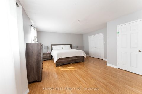 Photo 18 at 19 Moore Place, Letitia Heights, Barrie