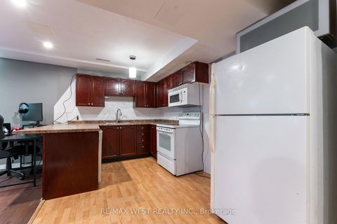 Photo 19 at 19 Moore Place, Letitia Heights, Barrie