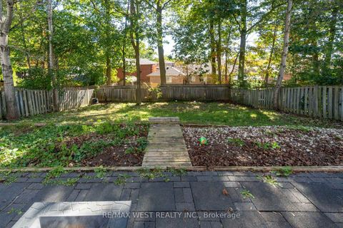 Photo 24 at 19 Moore Place, Letitia Heights, Barrie