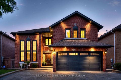 Photo 2 at 2B Trinity Crescent, Doncrest, Richmond Hill