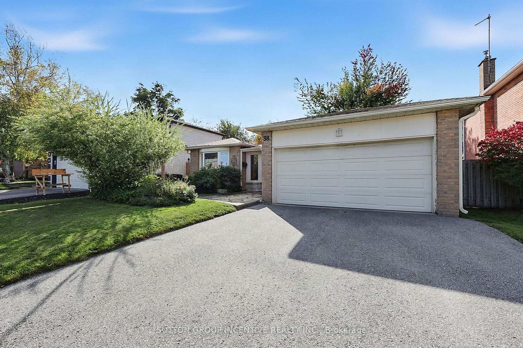 38 Trillium Crescent, Allandale Heights, Barrie photo number 2