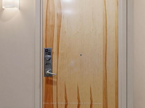 Photo 2 at 401 - 562 Eglinton Avenue E, Mount Pleasant East, Toronto