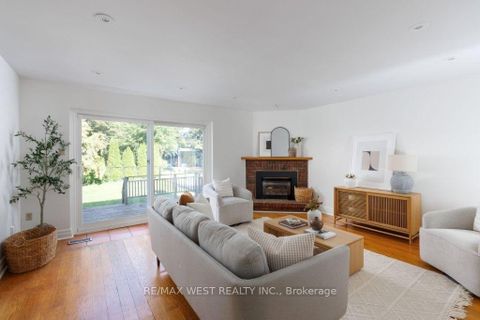 Photo 1 at 256 Erskine Avenue, Mount Pleasant East, Toronto