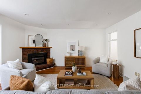 Photo 2 at 256 Erskine Avenue, Mount Pleasant East, Toronto