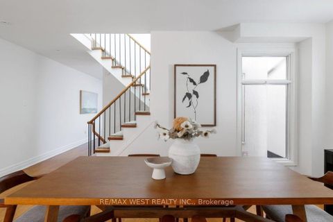 Photo 10 at 256 Erskine Avenue, Mount Pleasant East, Toronto