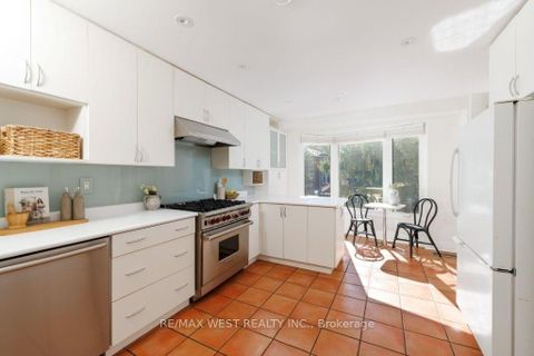 Photo 11 at 256 Erskine Avenue, Mount Pleasant East, Toronto