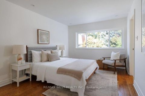 Photo 17 at 256 Erskine Avenue, Mount Pleasant East, Toronto
