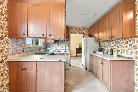 Photo 7 at 18 Kentish Crescent, Malvern West, Toronto