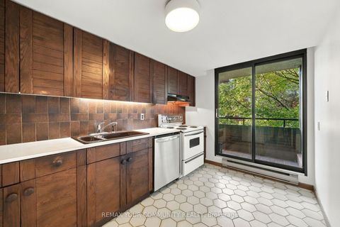 Photo 10 at 410 - 349 St Clair Avenue W, Casa Loma, Toronto