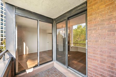 Photo 28 at 410 - 349 St Clair Avenue W, Casa Loma, Toronto