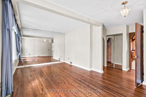 Photo 2 at 16 Warren Crescent, Lambton Baby Point, Toronto