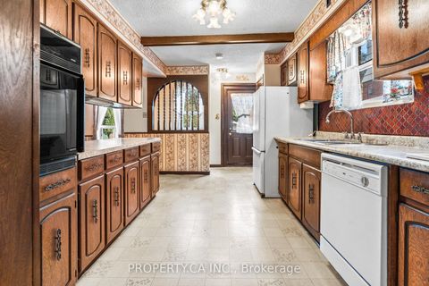 Photo 7 at 16 Warren Crescent, Lambton Baby Point, Toronto