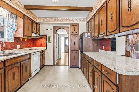 Photo 9 at 16 Warren Crescent, Lambton Baby Point, Toronto