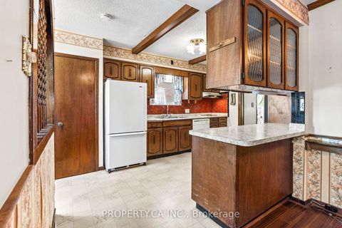 Photo 10 at 16 Warren Crescent, Lambton Baby Point, Toronto