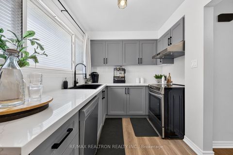 Photo 11 at 5 - 1185 Birchmount Road, Dorset Park, Toronto