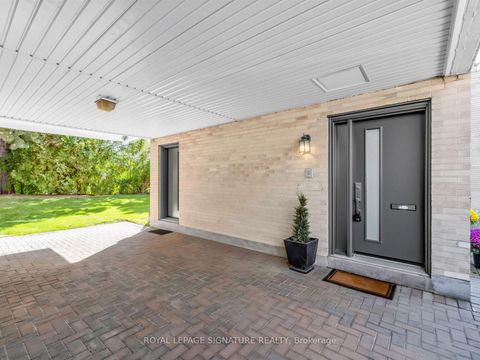 Photo 2 at 25 Proudbank Millway, Windfields, Toronto