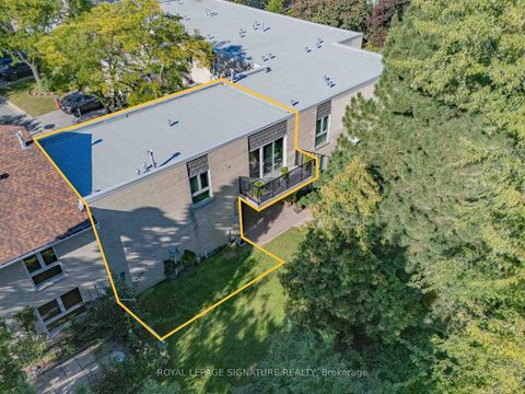 Photo 3 at 25 Proudbank Millway, Windfields, Toronto