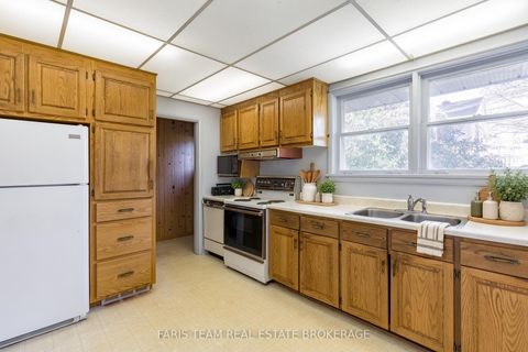 Photo 3 at 82 Oakley Park Square, Wellington, Barrie