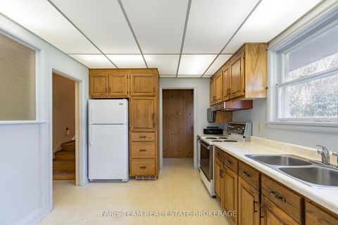 Photo 4 at 82 Oakley Park Square, Wellington, Barrie