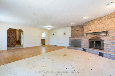 Photo 7 at 82 Oakley Park Square, Wellington, Barrie