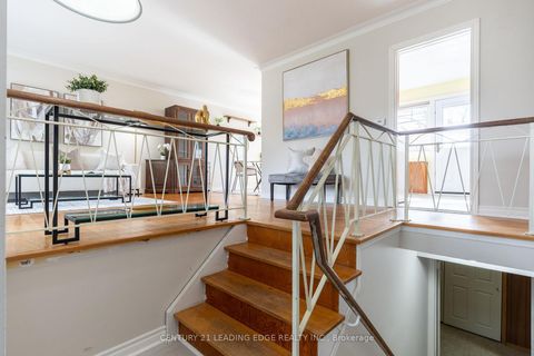 Photo 2 at 18 Horizon Crescent, Sullivan, Toronto