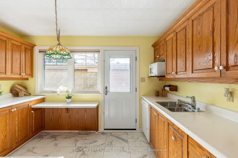 Photo 11 at 18 Horizon Crescent, Sullivan, Toronto
