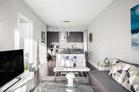 Photo 5 at 828 - 560 Front Street W, Waterfront Communities C1, Toronto