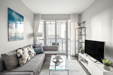 Photo 8 at 828 - 560 Front Street W, Waterfront Communities C1, Toronto