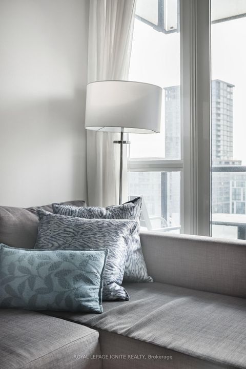 Photo 10 at 828 - 560 Front Street W, Waterfront Communities C1, Toronto