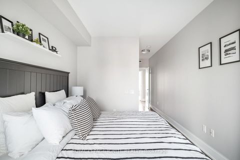 Photo 15 at 828 - 560 Front Street W, Waterfront Communities C1, Toronto