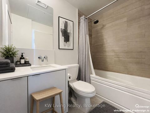 Photo 5 at 6703 - 88 Harbour Street E, Waterfront Communities C1, Toronto