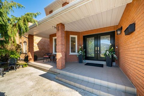 Photo 1 at 98 Arrowhead Drive, East Woodbridge, Vaughan