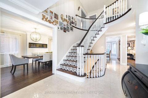 Photo 2 at 98 Arrowhead Drive, East Woodbridge, Vaughan