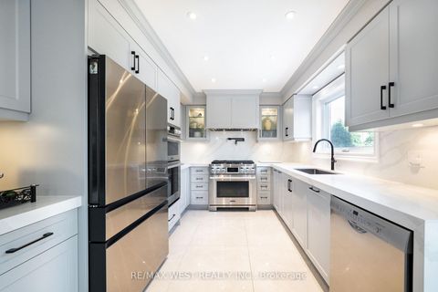 Photo 5 at 98 Arrowhead Drive, East Woodbridge, Vaughan