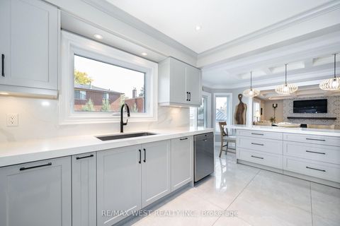 Photo 6 at 98 Arrowhead Drive, East Woodbridge, Vaughan