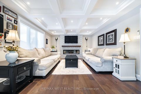 Photo 7 at 98 Arrowhead Drive, East Woodbridge, Vaughan