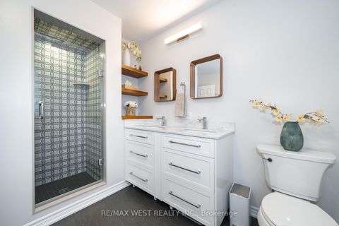 Photo 10 at 98 Arrowhead Drive, East Woodbridge, Vaughan