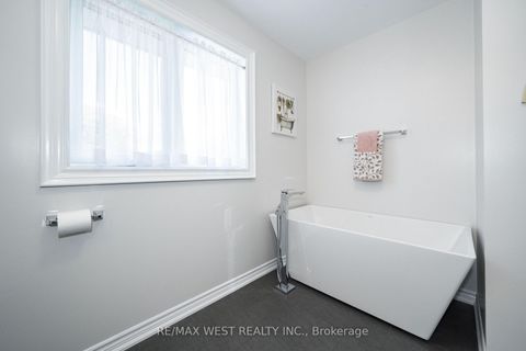 Photo 11 at 98 Arrowhead Drive, East Woodbridge, Vaughan