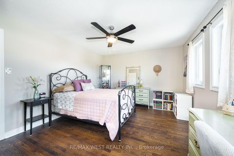 Photo 12 at 98 Arrowhead Drive, East Woodbridge, Vaughan