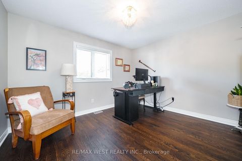 Photo 15 at 98 Arrowhead Drive, East Woodbridge, Vaughan
